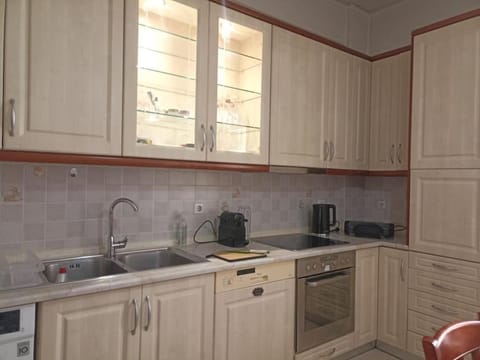 Coffee/tea facilities, Kitchen or kitchenette, stove