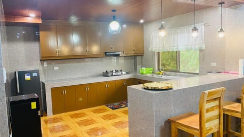 Kitchen or kitchenette, pet friendly, stove