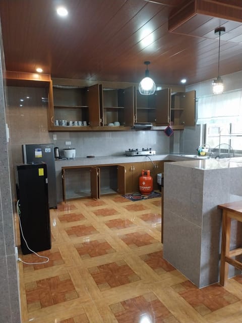 Kitchen or kitchenette, minibar, stove