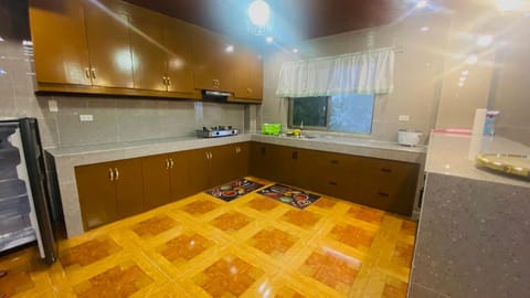 Kitchen or kitchenette, stove, Internal: Not applicable to any particular room