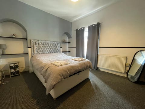 Large 2 bed house with WI-FI Villa in Hull