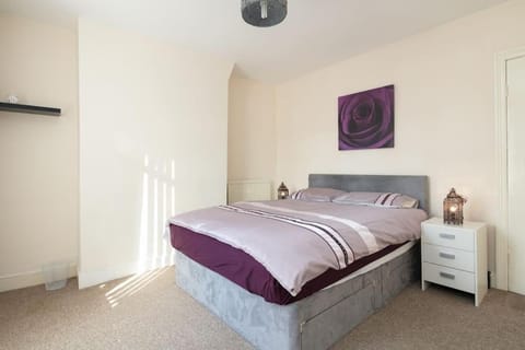 Comfy Home King Size Bed close to Asda & Sefton Park, Very Fast WIFI! House in Liverpool