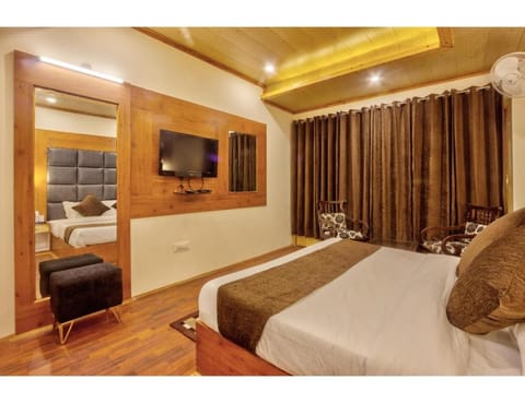 Bed, TV and multimedia, Living room, Photo of the whole room, Seating area, Bedroom