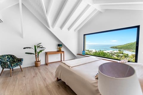 Photo of the whole room, Bedroom, Sea view