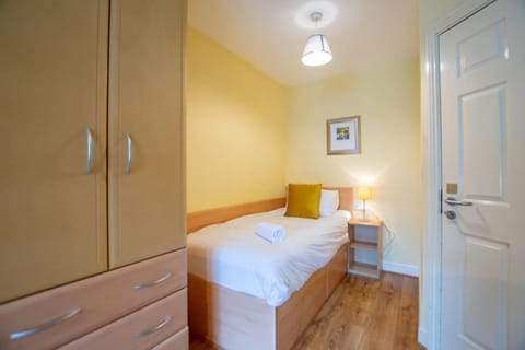 16 - Spacious Apartment with Parking Apartment in Galway