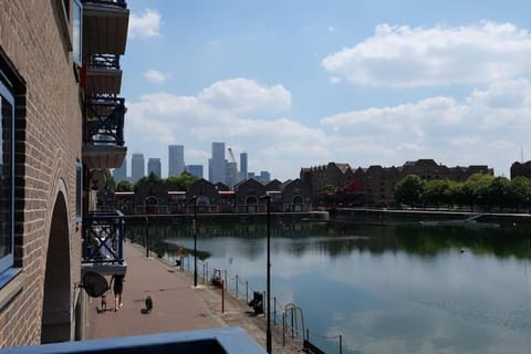 Wapping 700sqft 2 Bedroom Apartment - South facing Dockside views - secure parking Apartment in London Borough of Southwark