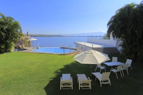 La Casa Kristal Luxury Villa in Tequesquitengo