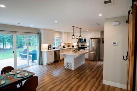 Dining area, kitchen