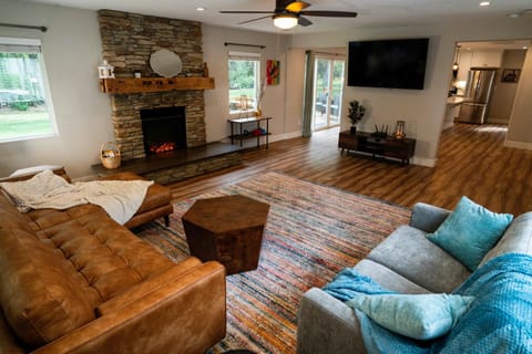 Living room, Seating area, fireplace