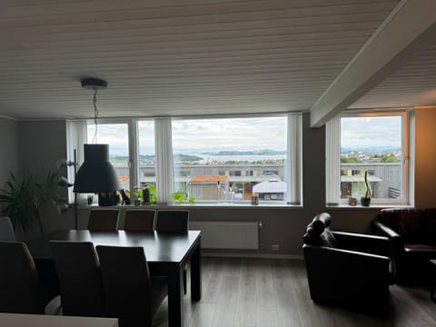 Terraced house with carport and sunny outdoor areas - 7 min from ONS House in Stavanger