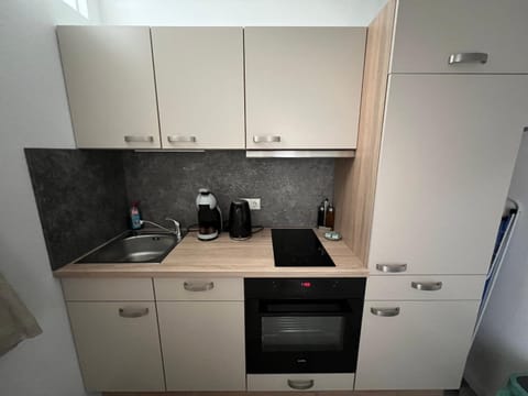 Coffee/tea facilities, Kitchen or kitchenette, oven, stove