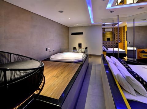 Bed, Hot Tub, Photo of the whole room, Dining area, Bedroom, Entertainment