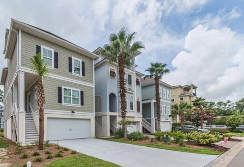 15% off 7 Night Stays Aug- Oct Fenced Pool overlooking the lagoon, Elevator, Kids Room, House in Hilton Head Island