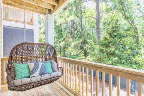 15% off 7 Night Stays Aug- Oct Private Pool, Elevator, Easy Walk to Beach House in Hilton Head Island