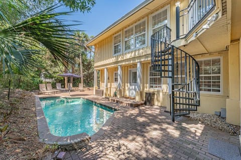 STEPS TO THE BEACH, Updated, Walk to and Restaurants, Private Pool, Ping Pong House in North Forest Beach