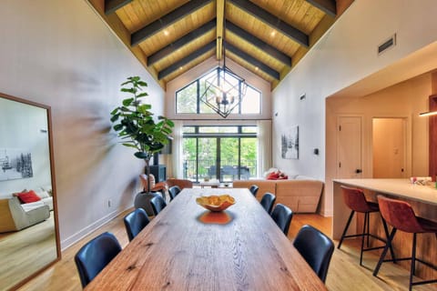 Kitchen or kitchenette, Seating area, Dining area