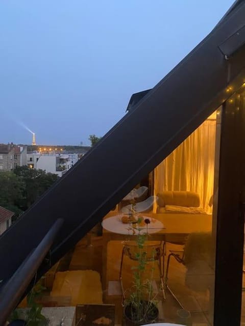 Loft vue Tour Eiffel avec balcon Apartment in Suresnes