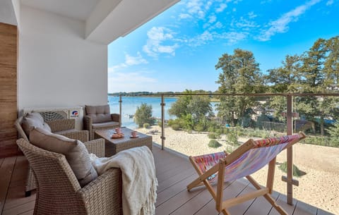 Patio, Natural landscape, View (from property/room), Balcony/Terrace, Seating area, Lake view