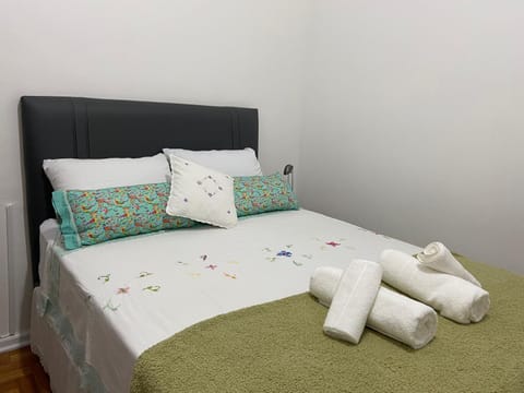 Bed, Bedroom, towels