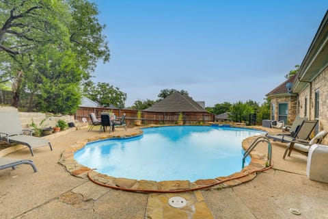 Luxe Fort Worth Retreat with Pool, 11 Mi to Downtown House in Arlington