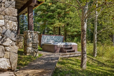 New! Steelhead Chalet 23 - Tamarack Resort - Deck - Garage - WiFi - Hot tub House in Valley County