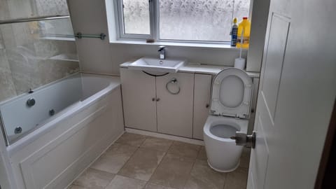 Cheerful 4 Bedroom Cosy semi detached property New Eltham Greenwich Apartment in Bromley