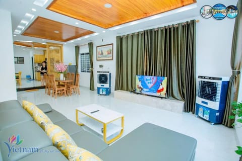 Communal lounge/ TV room, TV and multimedia, Living room, Seating area, Evening entertainment, air conditioner