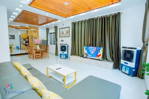 Communal lounge/ TV room, TV and multimedia, Living room, Seating area, Evening entertainment, air conditioner