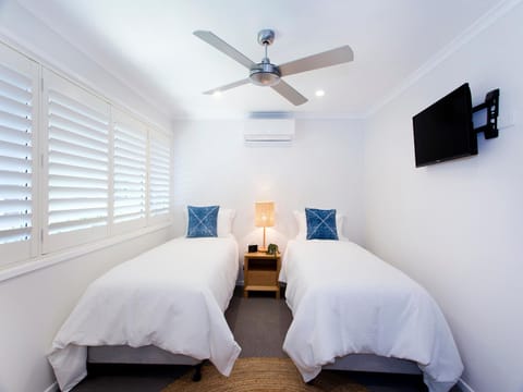 Bed, TV and multimedia, Photo of the whole room, Bedroom, air conditioner