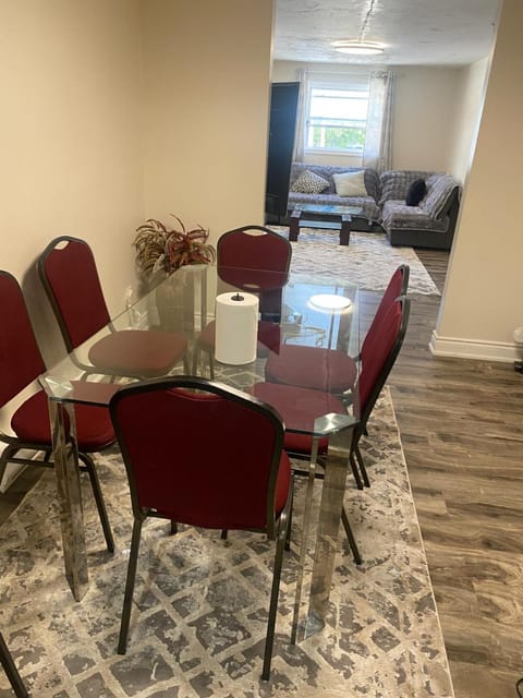 Downtown Apartment 6 to 7 people Apartment in Bowmanville