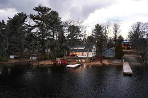 Muskoka Waterfront Cottage - Moon River with HOT TUB House in Muskoka Lakes