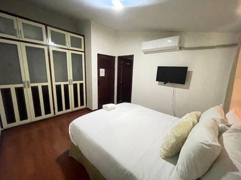 Bed, TV and multimedia, Photo of the whole room, Bedroom, wardrobe, air conditioner