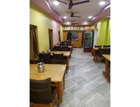 Restaurant/places to eat, Living room, Banquet/Function facilities, Seating area, Evening entertainment, fireplace