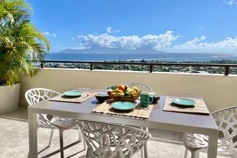 Patio, Natural landscape, View (from property/room), Balcony/Terrace, Dining area, Sea view