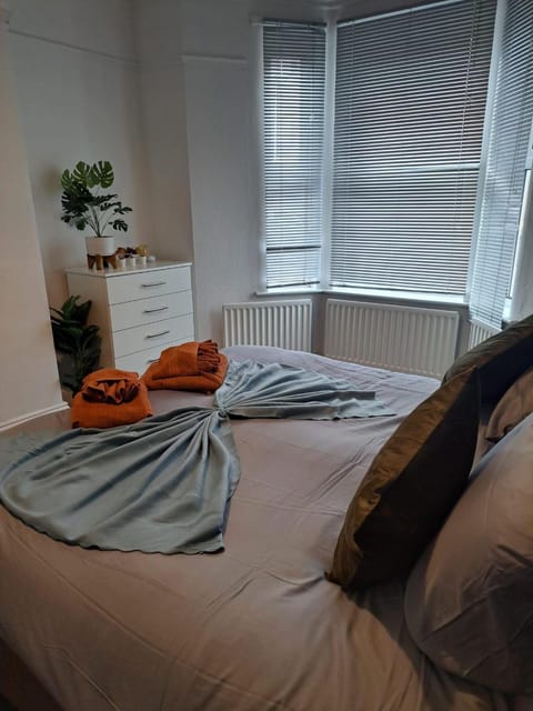 4x bedrooms Sleeps 10 Derby City Haus in Derby