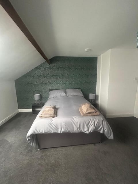 4x bedrooms Sleeps 10 Derby City Haus in Derby