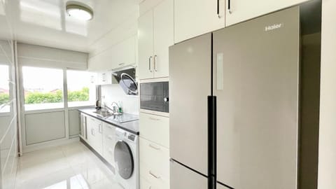 Kitchen or kitchenette, oven, washing machine