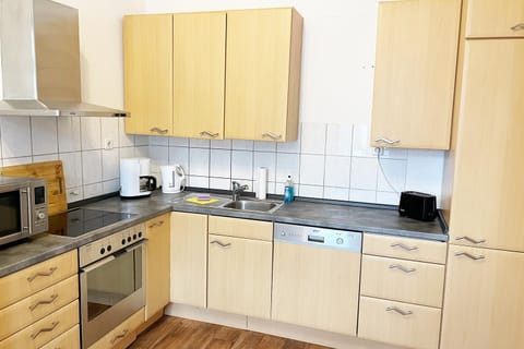 Coffee/tea facilities, Kitchen or kitchenette, dishwasher, stove, toaster