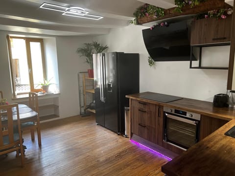 Kitchen or kitchenette, Dining area, oven, stove