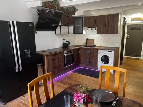 Kitchen or kitchenette, Dining area, oven, stove, toaster, dryer