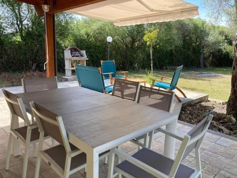 Patio, Dining area, Garden view