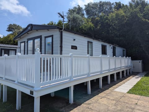 Property building, Day, Balcony/Terrace