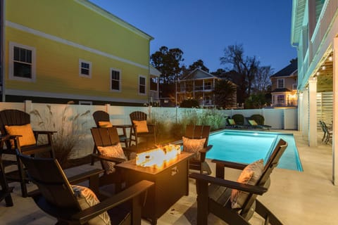 15% off 7 Night Stays Aug- Oct Elevator Pool Hotub Firepit Rec Room Short Walk to Beach House in Hilton Head Island