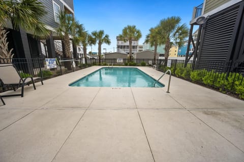 Second-row home just across the street from the Beach access, community Pool home House in Garden City