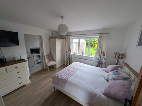 Bed, TV and multimedia, Photo of the whole room, Bedroom, towels