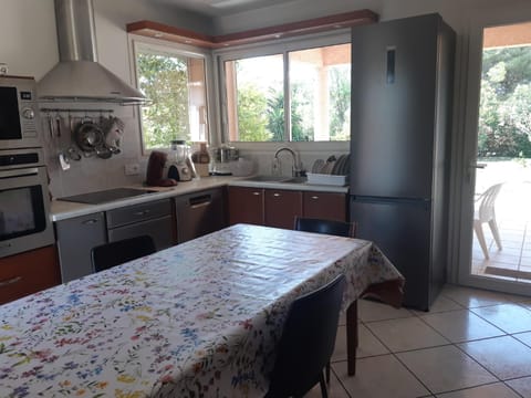 Kitchen or kitchenette, Dining area, dishwasher, oven, stove