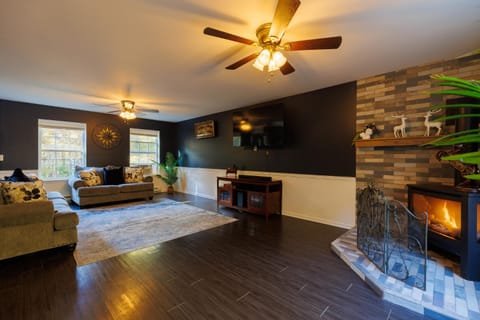 Communal lounge/ TV room, TV and multimedia, Living room, fireplace, fireplace