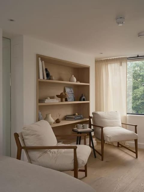 Bed, Library, Photo of the whole room, Seating area