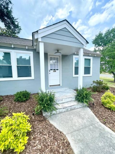 Updated, Fenced, Pet Friendly Downtown Cottage Haus in Southern Pines