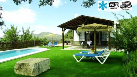 Property building, Day, Natural landscape, Garden, Garden view, Mountain view, Pool view, Swimming pool, sunbed